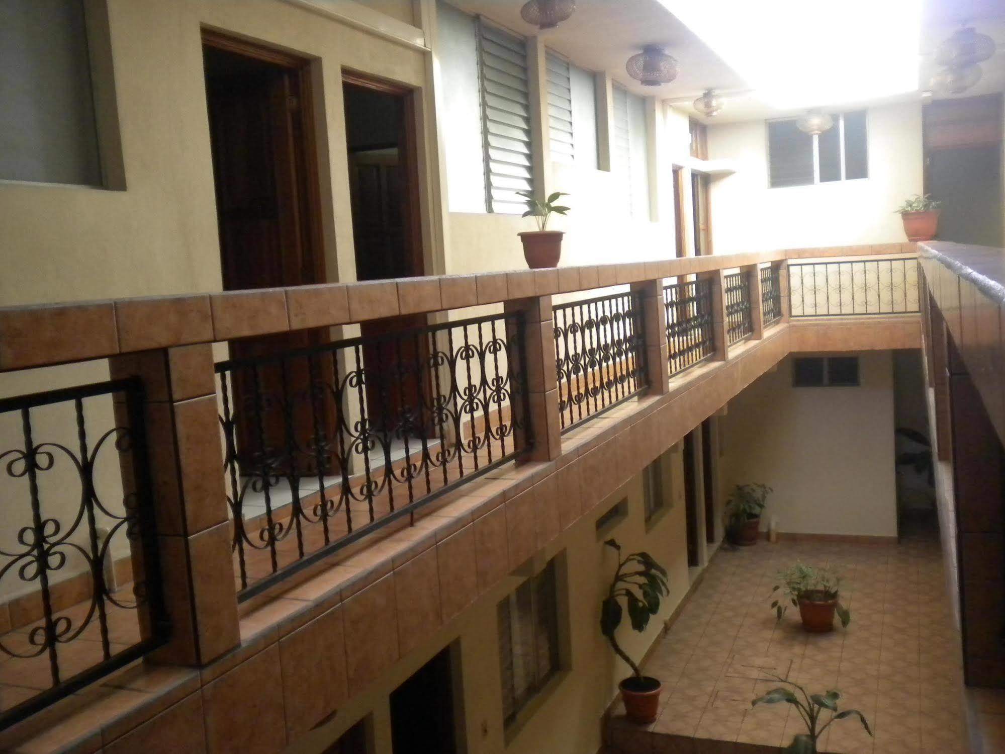Nakum Hotel ฟลอเรส ภายนอก รูปภาพ